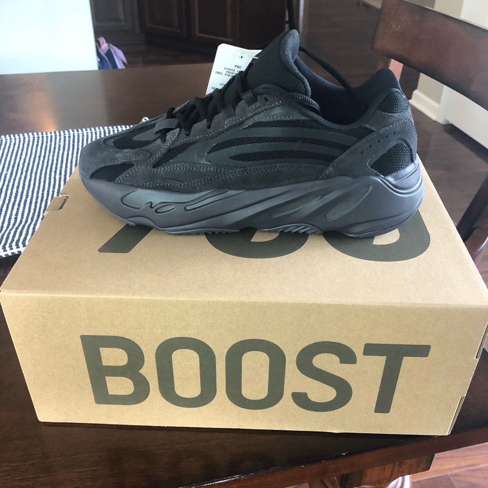 Yeezy Boost 700 V2 Vanta Shoes size 8.5